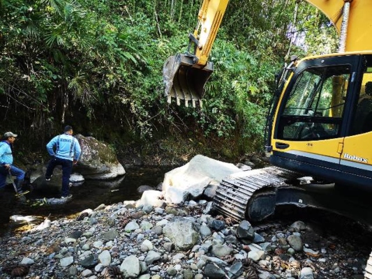 El director del Instituto de Acueductos y Alcantarillados Nacionales (IDAAN), Enzo Polo señala que el personal técnico de mantenimiento y electromecánica realizan las labores de reparaciones y limpieza. Foto/José Vásquez