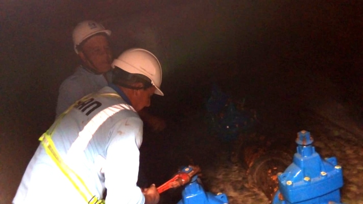 El personal del Idaan se encuentra en el lugar efectuando los trabajos de limpieza con equipo pesado, para tratar de subsanar el problema que se originó por el fenómeno natural. Foto/José Vásquez