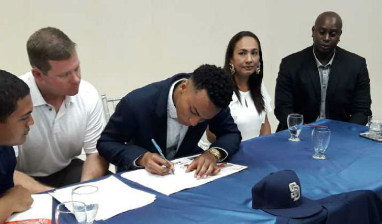 Reginald Preciado firma su contrato. Foto: Mayra Madrid
