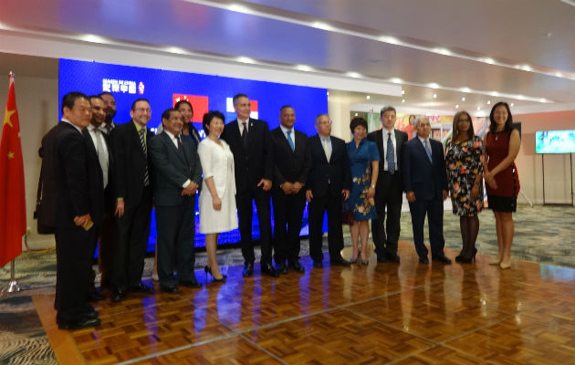 Dignatarios e invitados participantes en presentación de 'Contenidos de China en Panamá'. Foto: Rosalina Orocú Mojica.