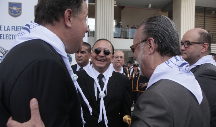 Juan Carlos Varela departió ayer con los tres magistrados del Tribunal Electoral en la ceremonia de traspaso de mando de los estamentos de seguridad. Víctor Arosemena