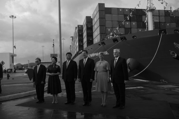 El presidente chino, Xi Jinping, junto a su esposa Peng Liyuan, en visita al Canal de Panamá en diciembre del año pasado. En la foto, el presidente panameño, Juan Carlos Varela, su esposa Lorena Castillo; Jorge Luis Quijano (Der.),administrador del Canal y Roberto Roy (Izq.), presidente de la Junta Directiva. Foto: Archivo. Epasa.