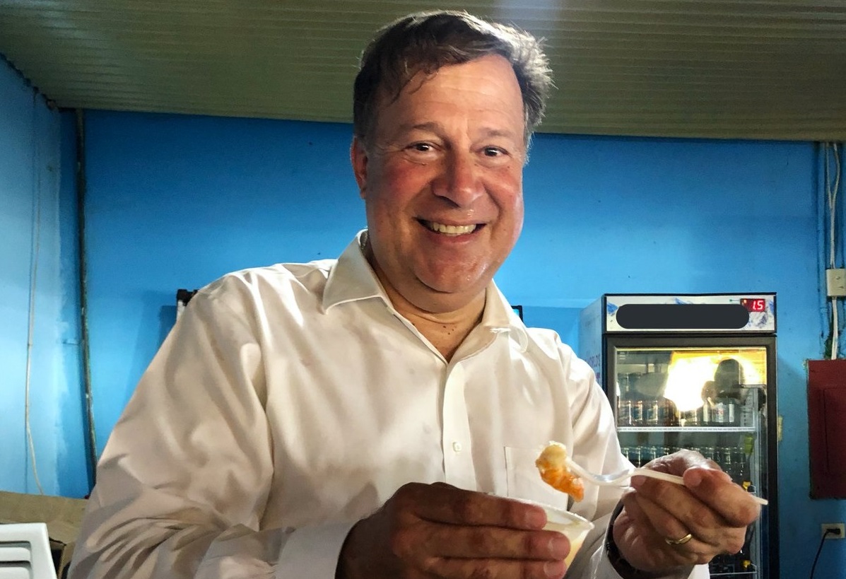 Juan Carlos Varela comió ceviche de camarón en su visita a la playa El Agallito.