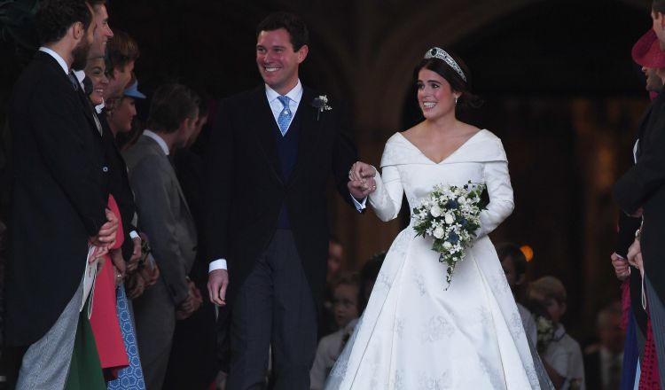 La princesa Eugenia y su esposo, Jack Brooksbank, abandonan la capilla de San Jorge en Windsor (Reino Unido). EFE