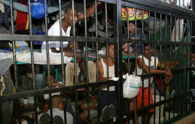 Violador de menores es obligado a maquillarse y a modelar dentro de una celda. Foto: Panamá América.