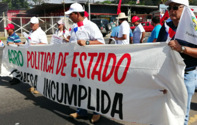 Como una promesa incumplida consideran los productores el convertir al agro en una política de Estado, como dice esta pancarta. José Vásquez