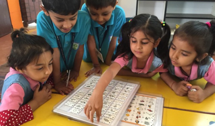 Niñas y niños trabajan con el abcdEnglish en una escuela de Gujarat India. La metodoogía les permite actuar en equipo y compartir experiencias y conocimientos al aprender jugando. Foto: Cortesía.