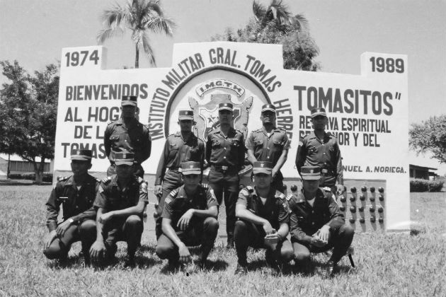 Fotografía de jóvenes de la 12va Promoción, tomada un mes antes de la invasión de tropas estadounidenses al país. Hoy son médicos, pilotos de aviación, ingenieros, electricistas, periodistas, tecnólogos médicos, entre otras profesiones. Foto: Cortesía. 