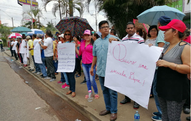 Los docentes protestaron mostrando pancartas. Foto: Eric A. Montenegro.