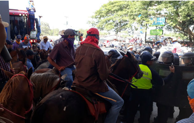 A caballo, maquinaria, o caminando, marcharon por la Interamericana, a la altura de Divisa. /Foto Thays Domínguez