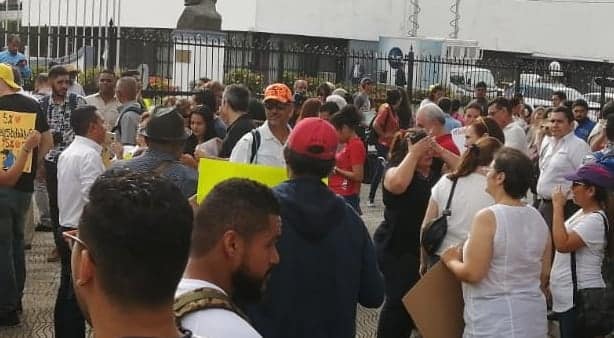 Los manifestantes exigen que cese el despilfarro de los fondos del Estado y se hagan las investigaciones necesarias.