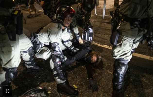 Arrestos durante protestas en Hong Kong. (Lam Yik Fei/The New York Times)