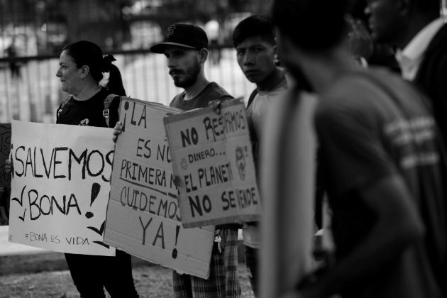 Grupos ambientalistas protestaron este lunes 22 de abril,  en el exterior de la Asamblea Nacional, en contra de la construcción de una terminal petrolera en Isla Boná. Foto: EFE.