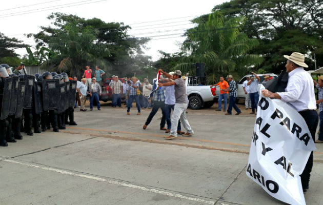 La Policía utilizó el gas pimienta para desalojar la vía.