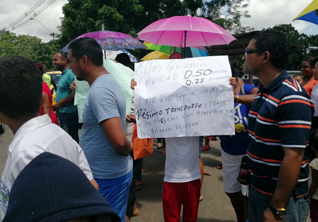 Los usuarios del transporte con pancartas en la vía. Foto: Eric A. Montenegro. 