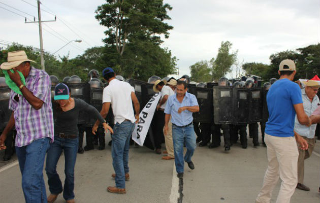 El cierre de calle se registró a la altura del puente sobre el río La Villa, lo cual impidió  el paso de vehículos en la zona. Thays Domínguez