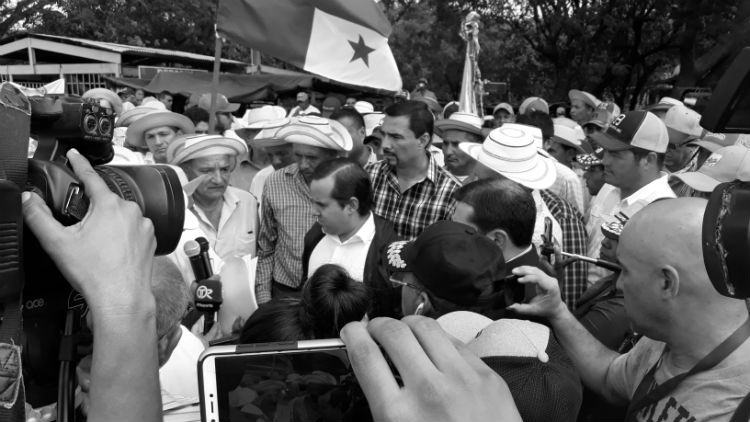 Los productores dialogan con el ministro del Mida, Eduardo Carles, en Divisa.