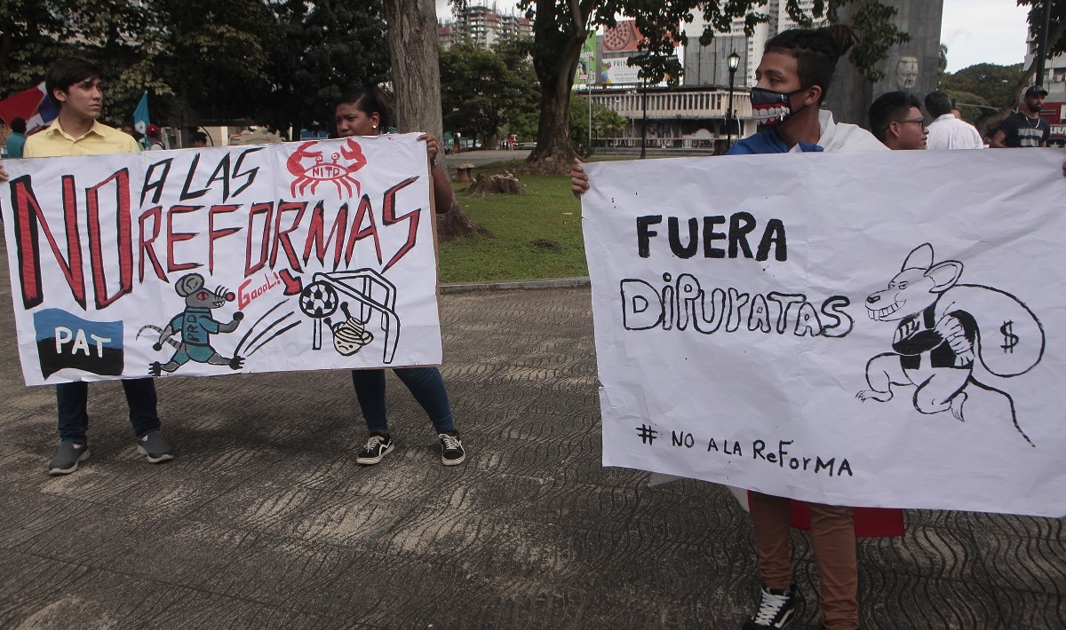 Los cartelones no faltaron en la protesta en la Asamblea Nacional. Foto Víctor Arosemena