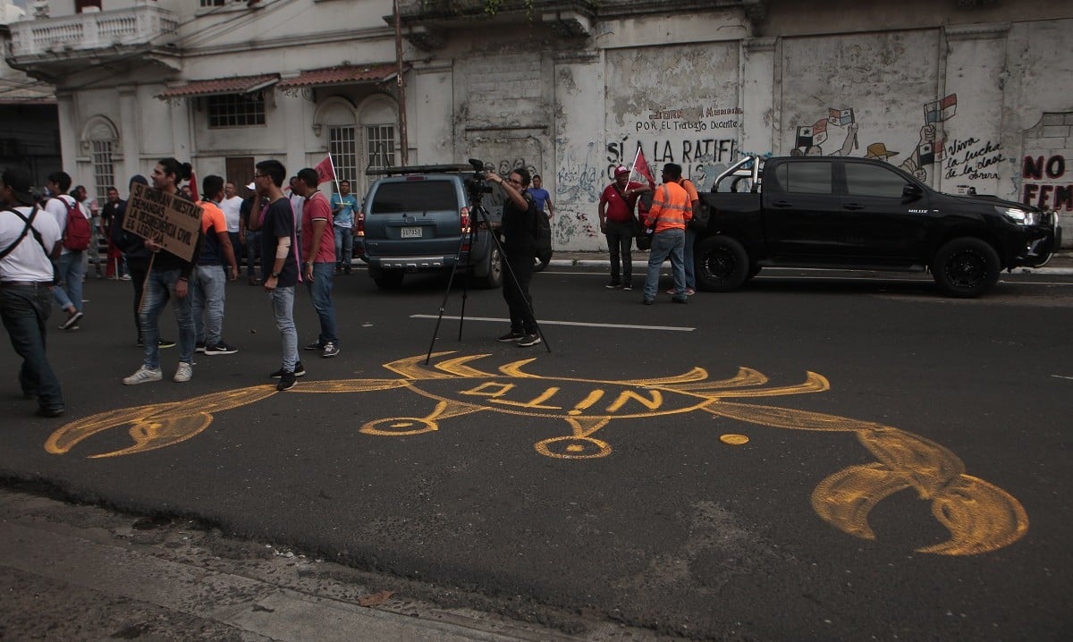 Un enorme cangrejo con el nombre Nito fue dibujado en la entrada de la Asamblea Nacional. Foto Víctor Arosemena