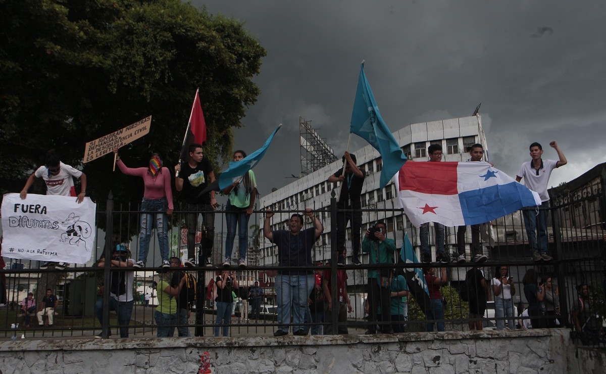 Las protestas en las afueras de la Asamblea Nacional se iniciaron antes de las 2:00 p.m. Foto Víctor Arosemena