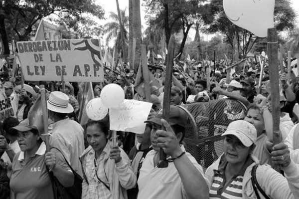 La población está totalmente excluida de cualquier intervención en la toma de decisiones. Ni siquiera ha sido consultada en el proceso de aprobación de la Ley. Foto: EFE.