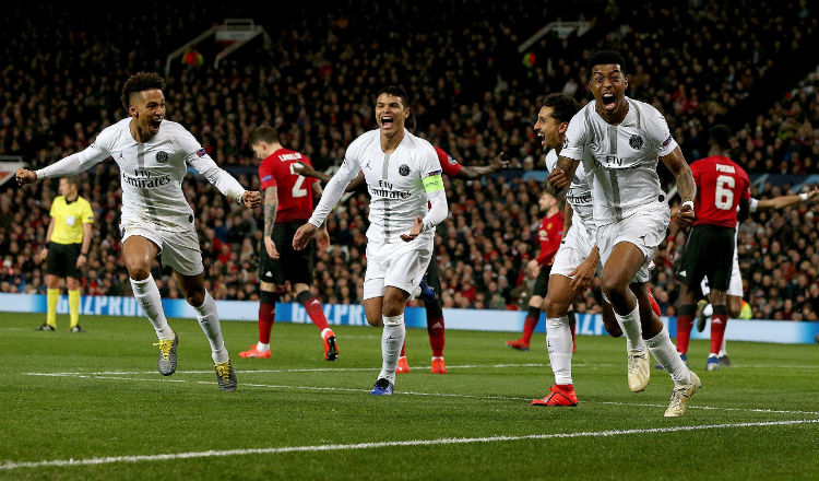 Presnel Kimpembe (d) de París Saint Germain celebra su gol ante el Manchester Unied. Foto:EFE