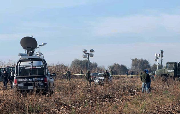  Expertos investigan la zona donde la aeronave donde viajaban la actual gobernadora de Puebla, Martha Erika Alonso, junto a su esposo, el exgobernador del mismo Estado Rafael Moreno Valle, se estrelló, en Puebla (México). FOTO/EFE