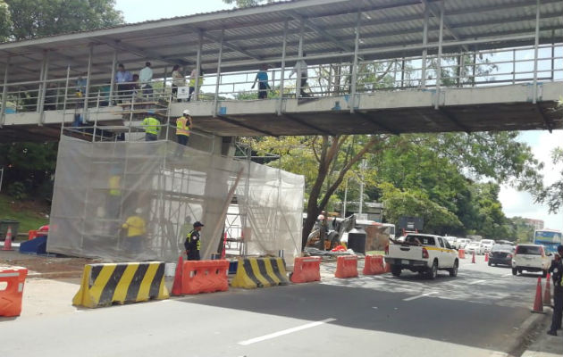 Reparación del puente peatonal de la Vía Transístmica estaría por el orden de los 200 mil dólares. Foto/Cortesía