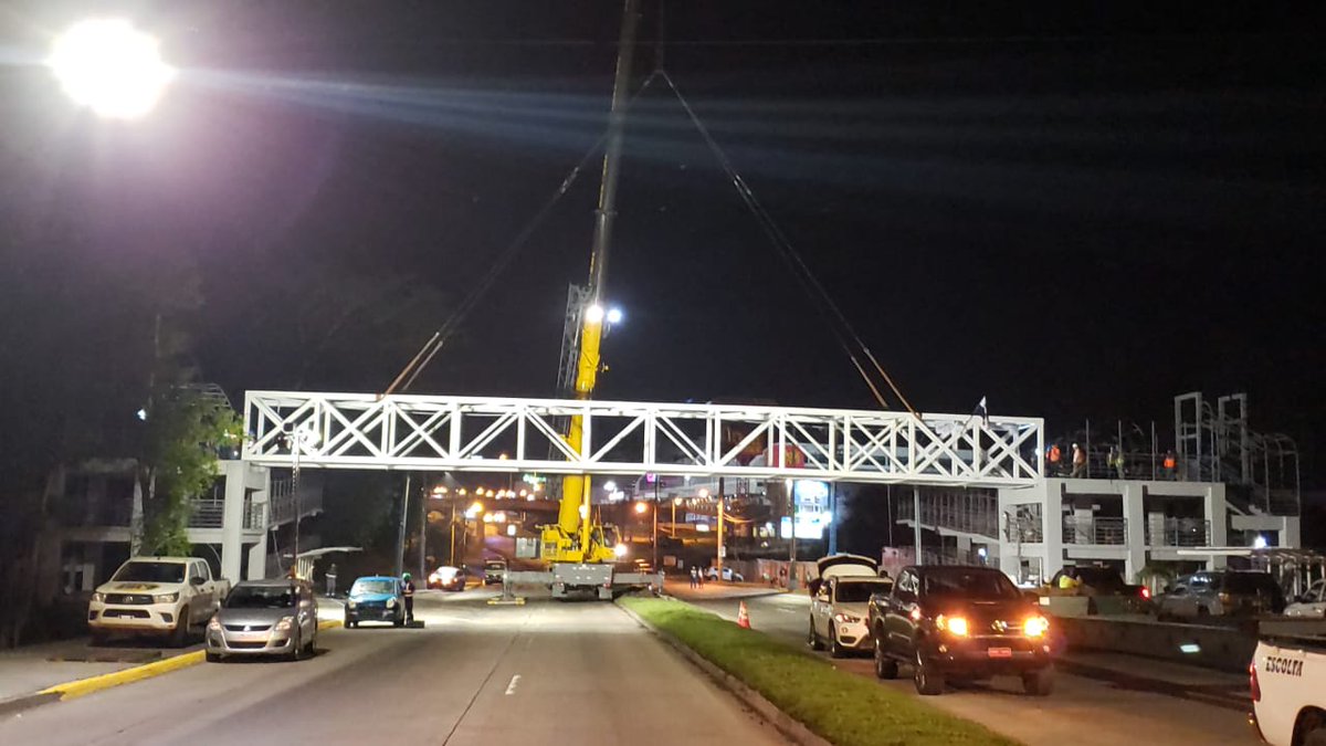 Puente peatonal en Universidad Tecnológica de Panamá. 