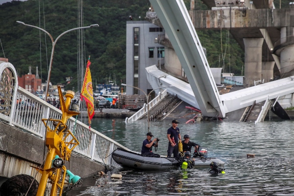 Las autoridades inspeccionan el puente para determinar que causó su colapso. FOTO/AP