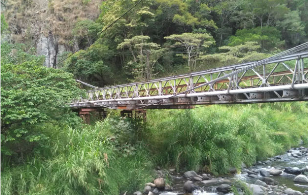 La estructura será reemplazada por un nuevo puente modular tipo Acrow. Foto: Mayra Madrid. 