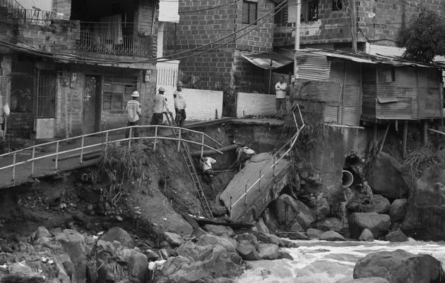 Urge prestarle atención a aquellos pueblos necesitados de tan importantes puentes para su adaptación y comunicación. Foto: EFE.