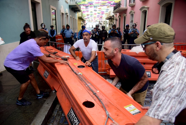  Con esa reacción, desde el pasado viernes se han registrado a diario manifestaciones de protesta frente a La Fortaleza, sede del Ejecutivo de la isla, algunas con incidentes y altercados violentos. FOTO/AP