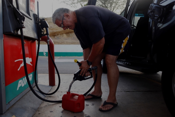 Los puertorriqueños se abastecen de gasolina y de otros productos ante la llegada de la tormenta Dorian. FOTO/AP