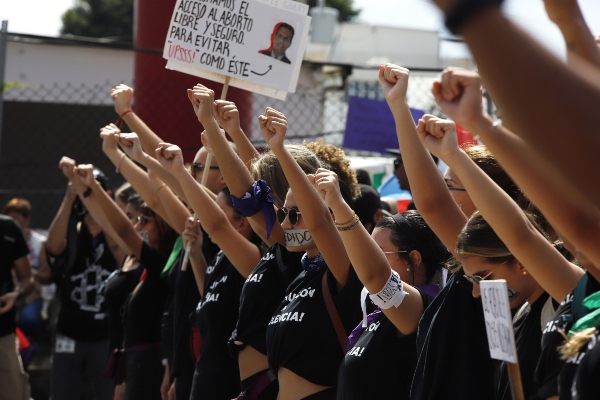 Cientos de personas participan en una marcha masiva, en San Juan (Puerto Rico), para pedir la dimisión del gobernador de Puerto Rico, Ricardo Rosselló, y el comienzo de un juicio político en su contra, tras el escándalo desatado por su participación en un chat en el cual se mofa y burla de periodistas, artistas y políticos junto a miembros de su círculo íntimo en el gobierno. FOTO/EFE