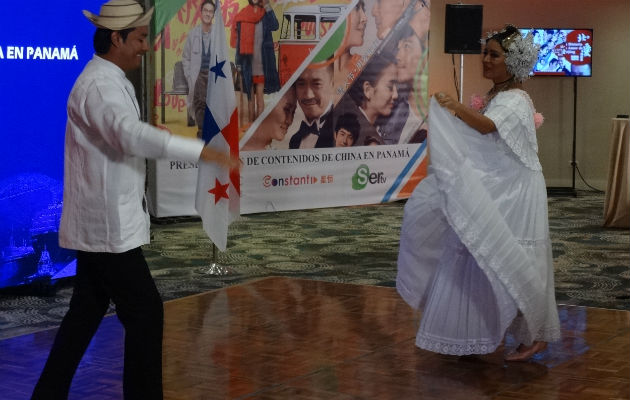 Edgar Broce y Damaris Berrío, del Conjunto Proyecciones folclóricas de SERTV. Bailaron el Punto sasnteño. Foto: Rosalina Orocú Mojica.