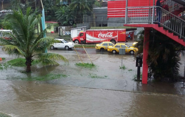 Los desbordes también afectan la vía Transístmica. Foto: Diómedes Sánchez S.  