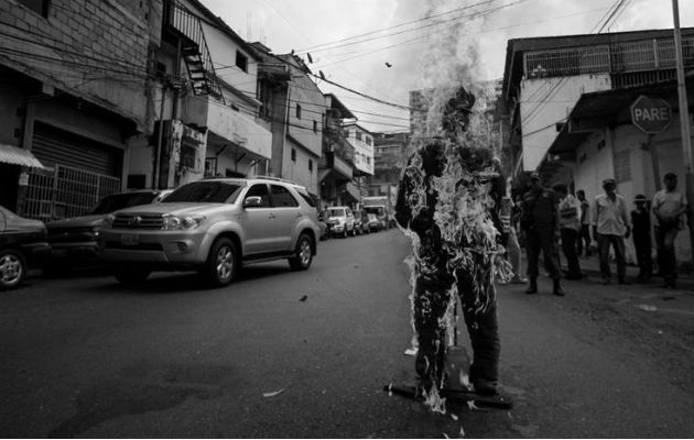  En Guararé, jóvenes de varias generaciones construían un muñeco, lo vestían y quemaban. Desde los años 30 del siglo pasado, se usó la misma cabeza, que el fuego no dañaba, solo se retocaba cada año, por ser de una madera muy dura, corazón de moro o de macano negro. Foto: Ilustrativa EFE.