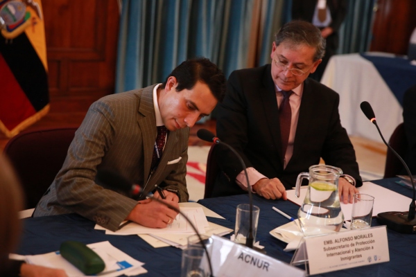 Rene de Sola, embajador de Juan Guaidó en Ecuador, mientras firma la declaración del III Encuentro Técnico de Quito junto al viceministro ecuatoriano de Movilidad Humana, Santiago Chávez. FOTO/EFE