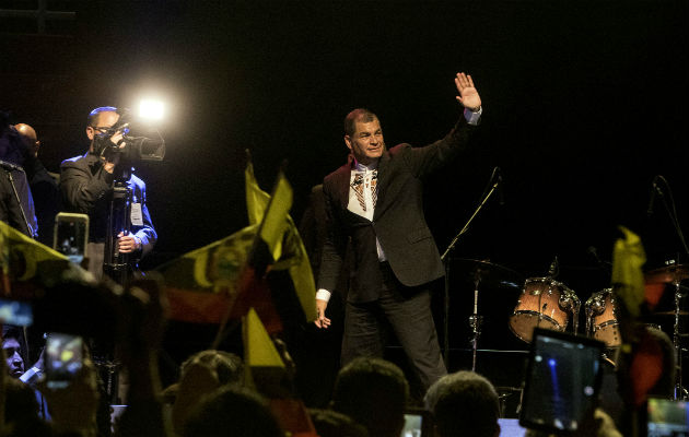 El expresidente Rafael Correa,  Correa ha negado reiteradamente las imputaciones y ha advertido de una supuesta persecución judicial y política en su contra para eliminarlo del mapa electoral ecuatoriano.
