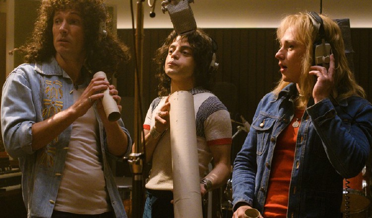 El actor Rami Malek interpretando a Freddie Mercury.