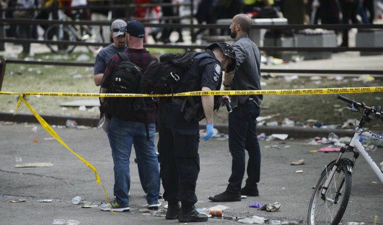 Policías recogen las evidencias en el lugar del tiroteo. Foto AP