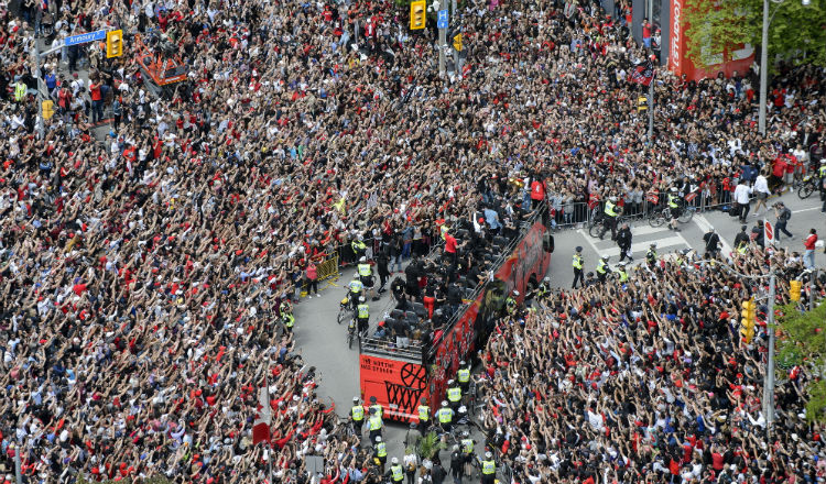 Recorrido de los jugadores de los Raptors por las calles de Toronto. Foto AP