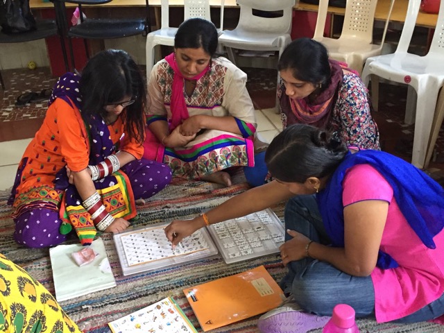 En Gujarat, India, las maestras aprenden a manejar la metodología en forma práctica, de tal manera que pueden replicarla fácilmente con sus estudiantes.