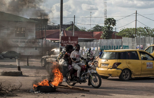 Se han incendiado neumáticos en respuesta a los anuncios de posponer las elecciones en RDC. EFE