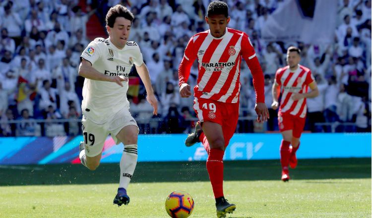 El defensa del Real Madrid, Álvaro Odriozola (i), controla el balón ante el delantero hondureño del Girona, Anthony Rubén Lozano. Foto:EFE