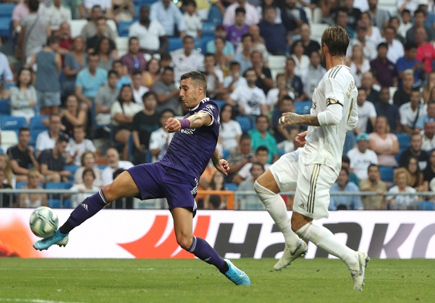 Sergi Guardiola del  Valladolid (izq)  despeja el balón ante el defensor del Real Madrid Sergio Ramos. Foto:EFE