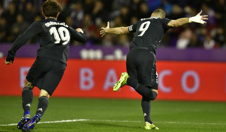 Benzema (derecha) celebra uno de sus goles. Foto AP