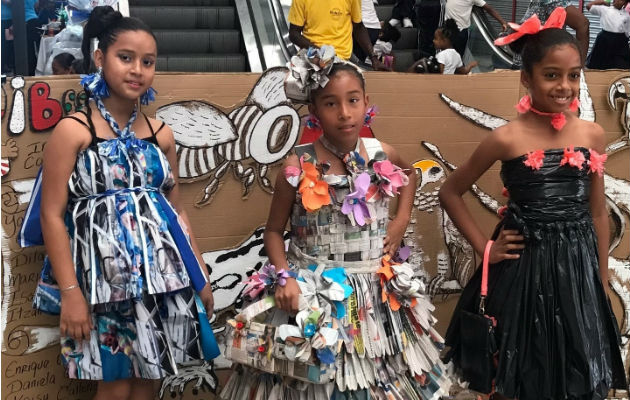 Los estudiantes expusieron artesanías hechas incluso vestidos, con material reciclado. Foto: Diómedes Sánchez S.  