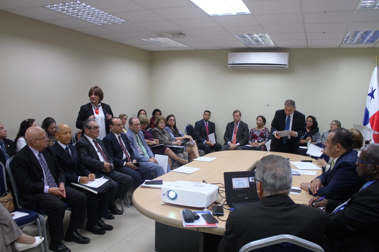 La ministra de Educación Maruja Gorday de Villalobos se reunió con rectores de las universidades del país.